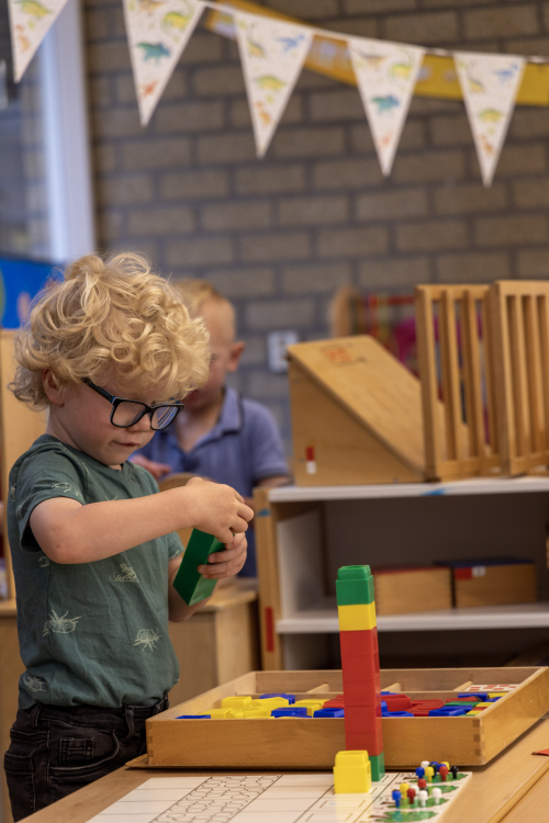 Open ingericht kindcentrum in het groen